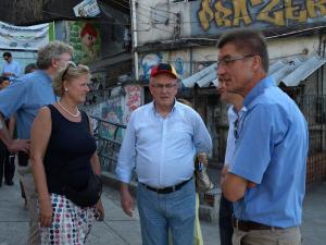 Volker Kauder, Monika Grütters und Andreas Schockenhoff besuchen die Favela Morros dos Prazeres in Rio de Janeiro.