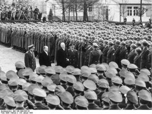 Konrad Adenauer zu Besuch in Andernach bei den ersten Soldaten der Bundeswehr 1956