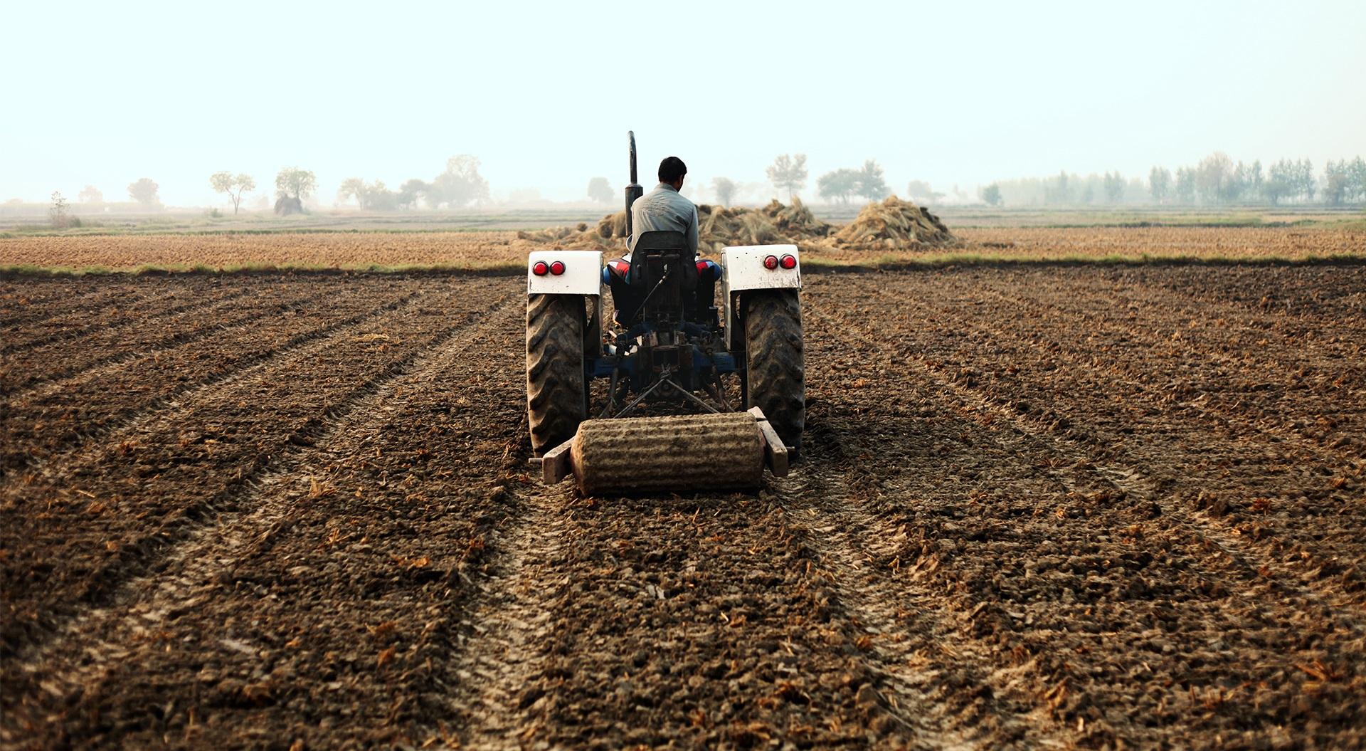 Klimareport 2021 - Bauer auf einem Feld
