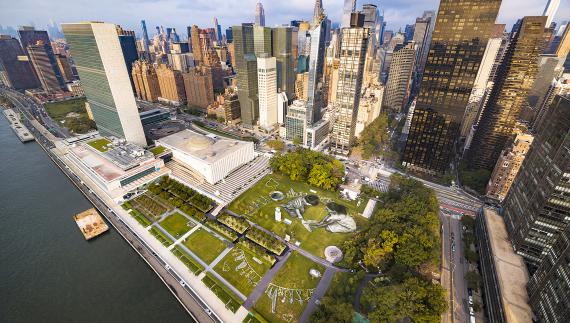 Ein Luftbild über dem UN-Hauptquartier in New York zeigt ein 11.000 Quadratmeter großes und biologisch abbaubares Fresko 