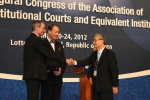 Der koreanische Verfassungsgerichtspräsident Kang-Kook Lee überreicht Vertretern der KAS eine Auszeichnung (Copyright: Constitutional Court Korea)