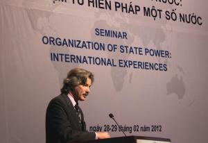 Herr Carsten Meyer-Wiefhausen, Chargé d'affaires a.i., Deutsche Botschaft Hanoi, Eröffnung der Konferenz "Organization of State Powers: International Experience".