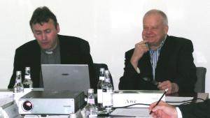 Thomas Awe und Pfarrer Bauer beim Gespräch