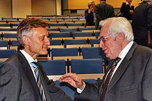 Dr. Marek Prawda im Gespräch mit dem Ehrenvorsitzenden der KAS, Prof. Bernhard Vogel, 2011.