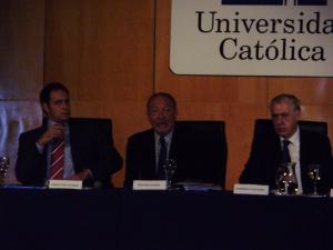 El Dr. Christian Steiner con los profesores Néstor Sagüés y Humberto Nogueira en la inauguración del seminario