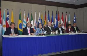 Los panelistas participantes en el foro regional “Centroamérica: Situación y perspectivas de los partidos políticos de inspiración humanista cristiana”