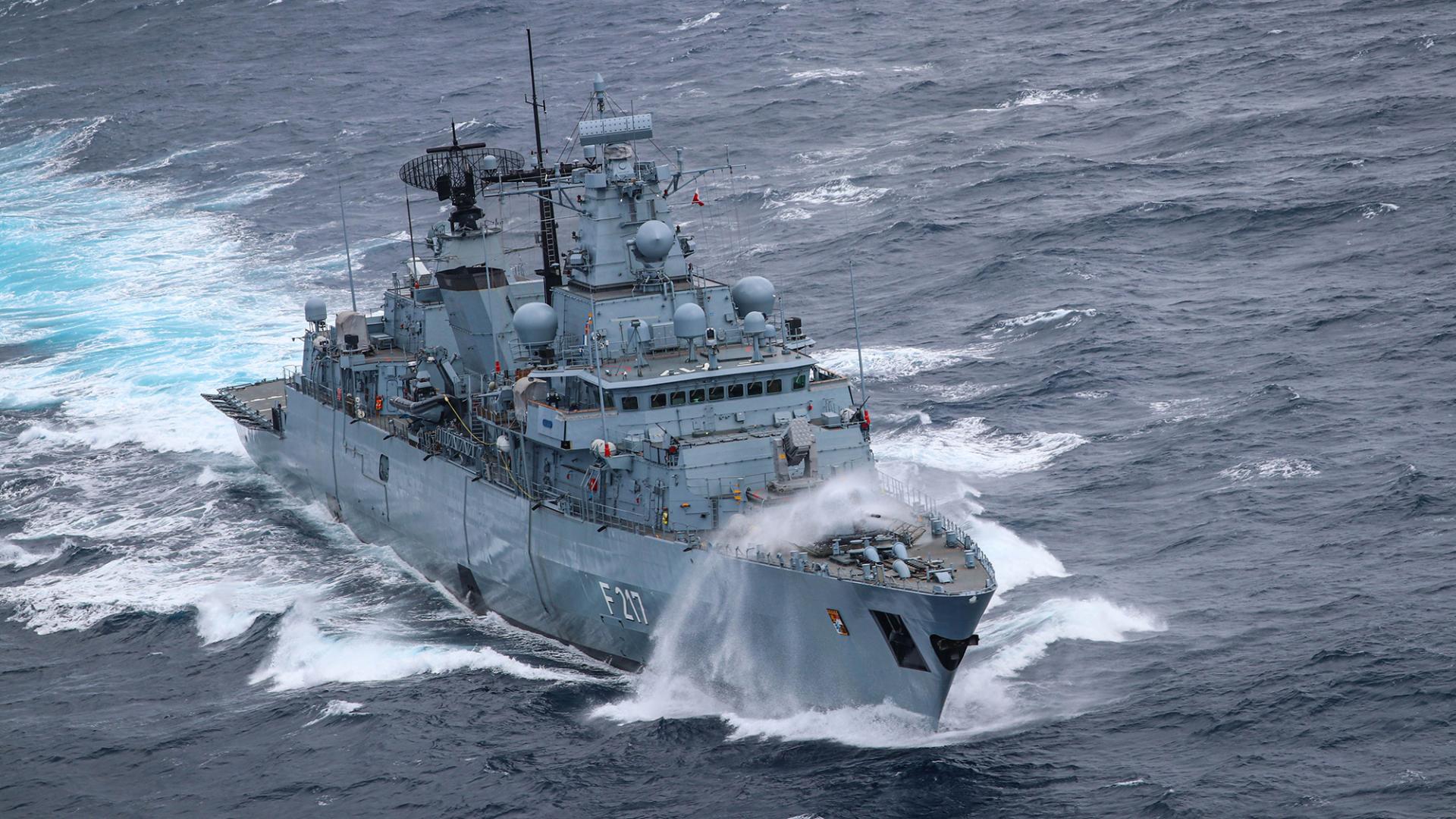   Die Fregatte F 217 Bayern fährt im Atlantik auf dem Weg zum Indo-Pacific Deployment 2021, am 05.08.2021.