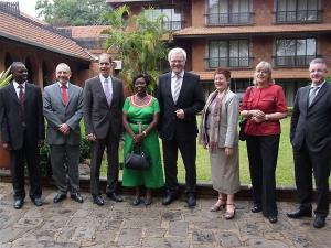 Mitglieder der Delegation mit Hon. Martha Karua und der deutschen Botschafterin Margit Hellwig-Bötte