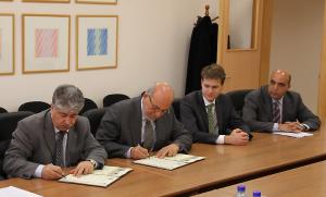 Der palästinensische Arbeitsminister und der Präsident der Universität Birzeit unterzeichnen das MoU