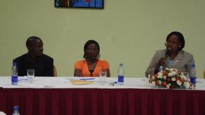 Geoffrey W. Ssebagala (HRNJ), Rosemary Kemigisha (UHRC) und Ministerin Kabakumba Masiko während der Panel-Diskussion