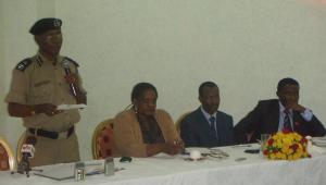 Dialogveranstaltung in Kampala: Förderung der Kooperation zwischen Polizei und Medien