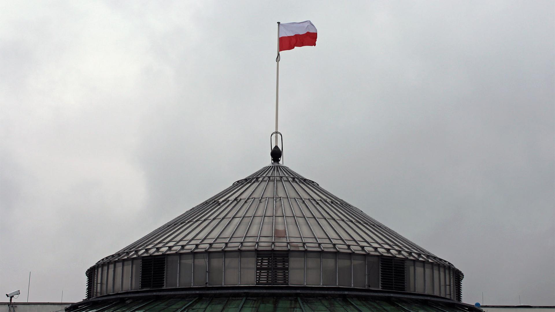 Polens Flagge auf dem Dach der polnischen Volksvertretung, Sejm