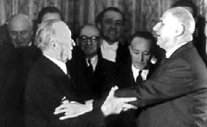 Adenauer und de Gaulle nach der Unterzeichnung des deutsch-französischen Freundschaftsvertrages