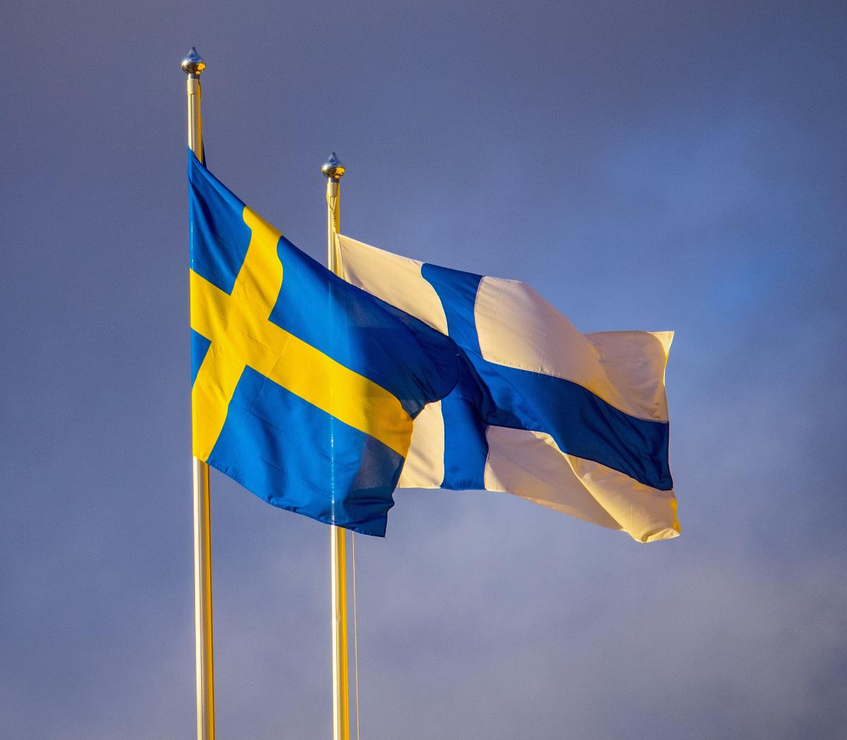 https://www.kas.de/o/adaptive-media/image/17251147/hd-resolution/Swedish_and_Finnish_flag_flying_in_front_of_Ikea_Raisio%2C_Finland.jpg