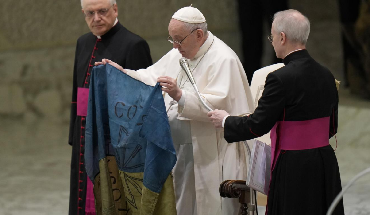 Papst Franziskus zeigt ukrainische Fahne, die ihm aus Bucha, Ukraine zusgesandt wurde. 6. April 2022