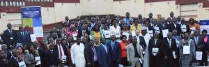 photo de groupe - présentation du livre "droit et politique de l'environnement au Cameroun _ Afin de faire de l'Afrique l'arbre de vie" à l'ENAM