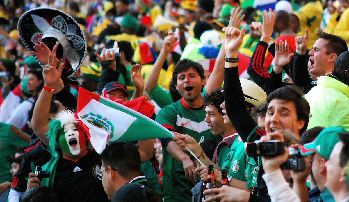Mexikanische Fußball-Fans | © Celso FLORES / Flickr / CC BY 2.0