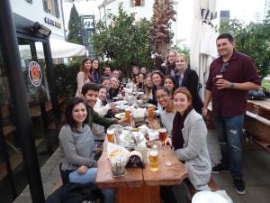 Abschlussgespräch im Sarona-Biergarten