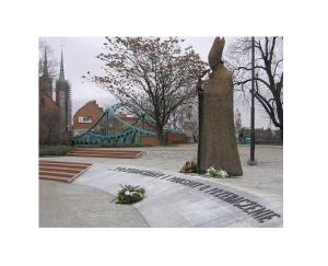 Das Denkmal von 2005 auf der Sandinsel vor St. Marien in Breslau für Erzbischof Kominek, dem Autor des polnischen Bischofsbriefes vom 18.11.1965 mit den Worten: "wir vergeben und bitten um Vergebung" (Bild: Wikimedia, Julo).