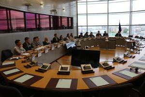 Участники поездки в зале заседаний Еврокомиссии