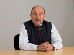 Rainer Eppelmann, geboren am 12.02.1943 ist Pfarrer, DDR-Bürgerrechtler, ehem. Minister für Abrüstung und Verteidigung der DDR, ehem. Bundestagsabgeordneter. Heute ist er ehrenamtlicher Vorstandsvorsitzender der Bundesstiftung zur Aufarbeitung der SED-Diktatur.