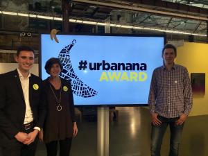 v. r.: Rainer Schlautmann, Ruhrgebietsexperte und Leiter der Radtour, Beate Kaiser, Jonas Vogt, Regionalbüro Westfalen beim Award auf der Kunstmesse in Düsseldorf.