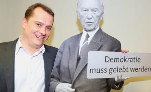 „Ich nehme aus dem Abend mit, dass die Adenauer-Stiftung in Hamburg einen richtig guten Aufschlag hat“, sagt Dr. Roland Heintze. Der Landesvorsitzende der CDU Hamburg meint: “Frau Dr. Vöge ist voll angekommen!“ Was für die CDU wichtig sei: „Eine Stiftung zu haben, die Impulse gibt. Davon gab es reichlich, zum Beispiel Erklärungen, wie die Verunsicherung in Deutschland entstanden ist und man mit ihr umgeht.“ (Foto und Umfrage: Marcus Schmidt)