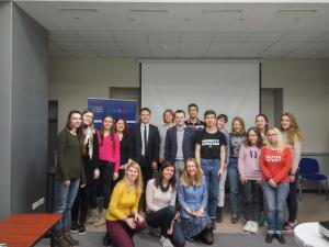 Ein Gruppenfoto der Teilnehmern des ersten Blended-Learning-Kurses über die EU und Linas Kojala (Eastern Europe Studies Center)