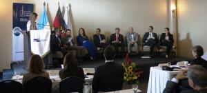 Foro de expertos discutiendo sobre perspectivas y desafíos para Guatemala