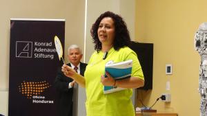 Docente impartiendo el taller a los estudiantes