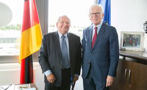 der französische Europapolitiker und Vorsitzende der Europäischen Volkspartei, Joseph Daul.\r\n\r\nHans-Gert Pöttering