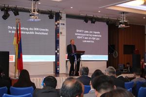 Dr. Hubertus Knabe auf einer Konferenz zur politischen Aufarbeitung der Diktaturen in der Mongolei und in Deutschland.