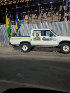 Ein Auto mit Wahlwerbung für die DTA in Windhoek