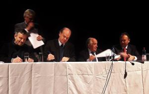 Unterzeichnung des "Coyhaique Abkommens" durch die Senatoren Antonio Horvath, Senatspräsident Patricio Walker, Senator Andrés Zaldívar sowie José García Ruminot (von links nach rechts).