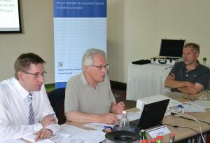 Workshop "Zukunft der Hochschulfinanzierung" in Hannover mit Staatssekretär a.D. Dr. Josef Lange (Mitte) und Dr. Ulrich Schreiterer (rechts) von Wissenschaftszentrum Berlin (WZB), Moderation Jörg Jäger (links) von der Konrad-Adenauer-Stiftung in Niedersachsen.