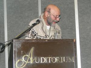 Dr. Xavier Albó, comentarista. Salón Auditorium. La Paz.