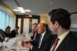 Bundestagsabgeordneter Peter Beyer MdB (Mitte rechts) im Gespräch mit Mitarbeitern aus dem US-Kongress