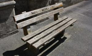 A bench for non-whites in south africa reminded of the apartheid | picture: KNewman1/Wikipedia