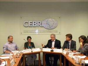 Ciro Reis (UERJ), Tatiana Oliveira (CEBRI), Embaixador Castro Neves, Felix Dane (KAS) e Marina Caetano (KAS)