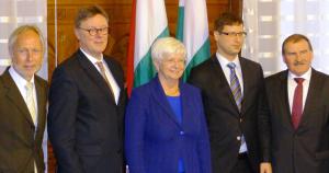 Megbeszélés a magyar parlamentben\r\n(balról jobbra) Frank Spengler, a Konrad-Adenauer-Stiftung magyarországi képviseletveztője, Michael Grosse-Brömer, a CDU/CSU-frakció parlamenti ügyvezetője, Gerda Hasselfeld, a CSU tartományi csoportjának elnöke, Gulyás Gergely, a Polgári Magyarországért Alapítvány (PMA) igazgatója és a Magyar Országgyűlés alelnöke, Max Straubinger, a CSU tartományi csoportjának parlamenti ügyvezetője.