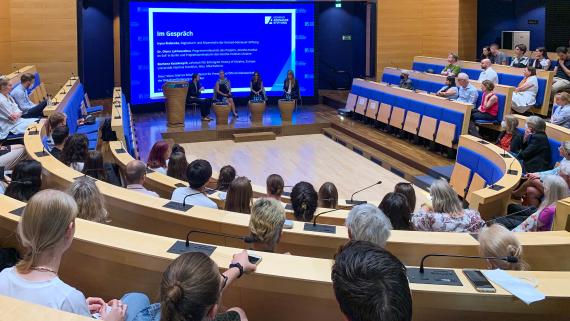 Publikum und Podiumsteilnehmerinnen (von rechts nach links) Bozhena Kozakevych Lehrstuhl für Entangled History of Ukraine an der Viadrina-Universität Frankfurt, Regisseurin Iryna Riabenka und Dr. Olena Lykhovodova Goethe-Institut Ukraine