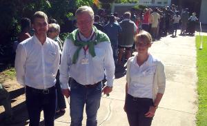 Dr. Bernd Althusmann mit zwei KAS-Praktikanten vor einem Wahllokal in Okahandja.