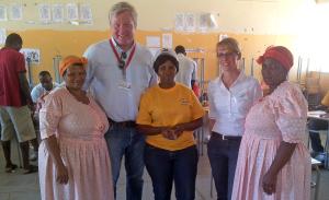 Dr. Bernd Althusmann mit Wahlbeobachtern der Parteien und der Vorsitzenden der Wahlkommission in Dordabis