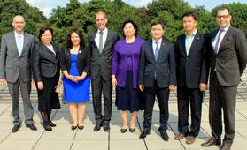 Dr. Gerhard Wahlers mit der Abgeordneten Burmaa und der mongolischen Delegation.