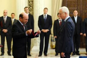 Presedintele Romaniei, domnul Traian Basescu, ii inmaneaza Presedintelui Fundatiei Konrad Adenauer, domnul dr. Hans-Gert Pöttering, Ordinul Steaua Romaniei.