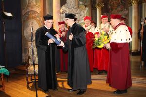 Dr Hans-Gert Pöttering otrzymuje z rąk Prof. dr. hab. Janusza Trzcińskiego tytuł doktora honoris causa Uniwersytetu Wrocławskiego