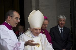 Der 87jährige Papst Benedikt wird von den Teilnehmern der Heiligsprechung mit Applaus empfangen.