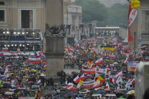 Nach Angaben des Vatikan waren 500.000 Menschen auf dem Petersplatz. Rund 300.000 hätten die aufgestellten Bildschirme in der römischen Innenstadt genutzt. Nach Angaben der Stadt Rom war eine gefühlte Million unterwegs in der Ewigen Stadt.