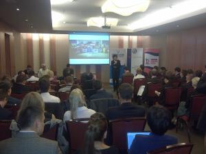 Reprezentantii organizatiilor de tineret ale partidelor populare din Europa s-au reunit in perioada 3 - 6 octombrie la Bucuresti in cadrul Jobs Creation Summit, pentru a elabora solutiile partidelor de centru-dreapta in combaterea somajului in randul tinerilor. Anca Boagiu le vorbeste participantilor din strainatate despre situatia somajului in Romania, care a atins in randul tinerilor aproape 24% in ultimele luni.