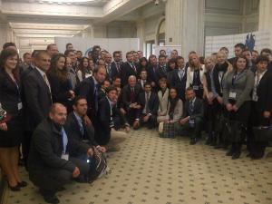 Teilnehmer an der YEPP-Tagung zusammen mit Michel Barnier